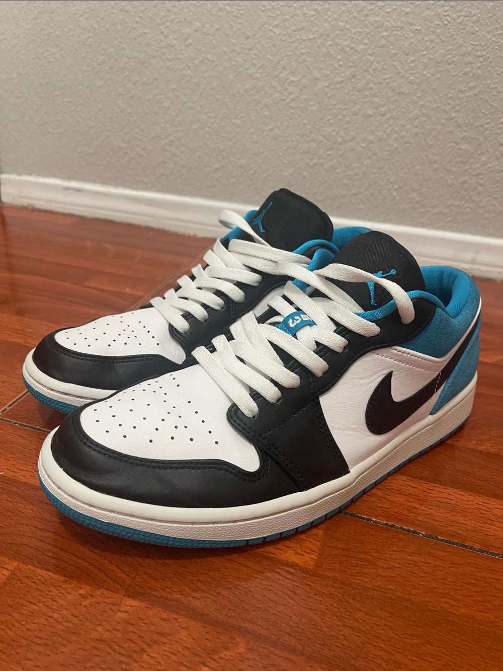 Nike Low-Top Sneakers in White, Black & Blue